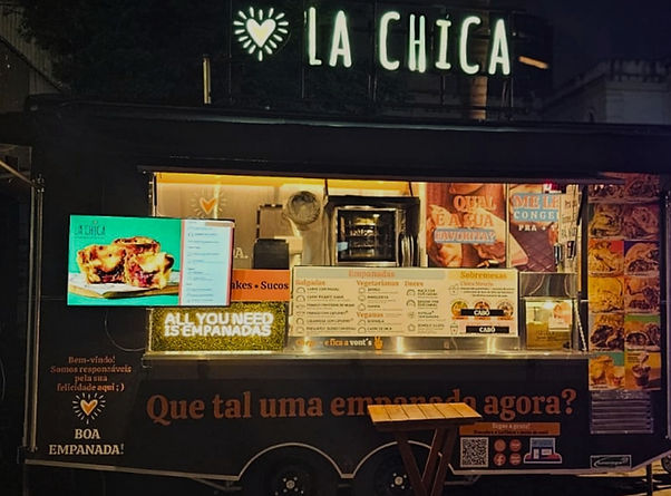 Food truck La Chica Empanadas à noite em São Paulo