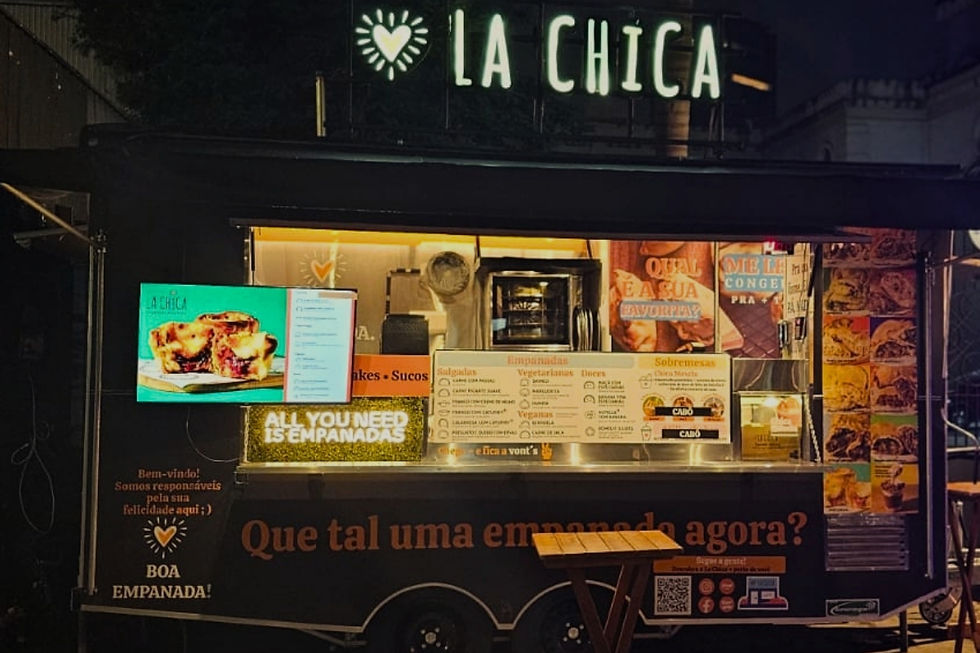 Food truck La Chica Empanadas à noite em São Paulo