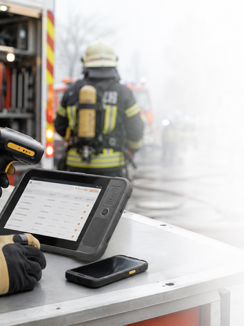 Feuerwehr Einsatzstelle mit Tablet und RFID Scanner zur digitalen Erfassung, Ausgabe und Dokumentation von PSA vor Ort
