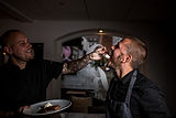 Victor blir matad med glass