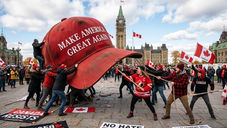 Canadá responde al proteccionismo de Washington con una estrategia de firmeza, litigio internacional y diversificación comercial.