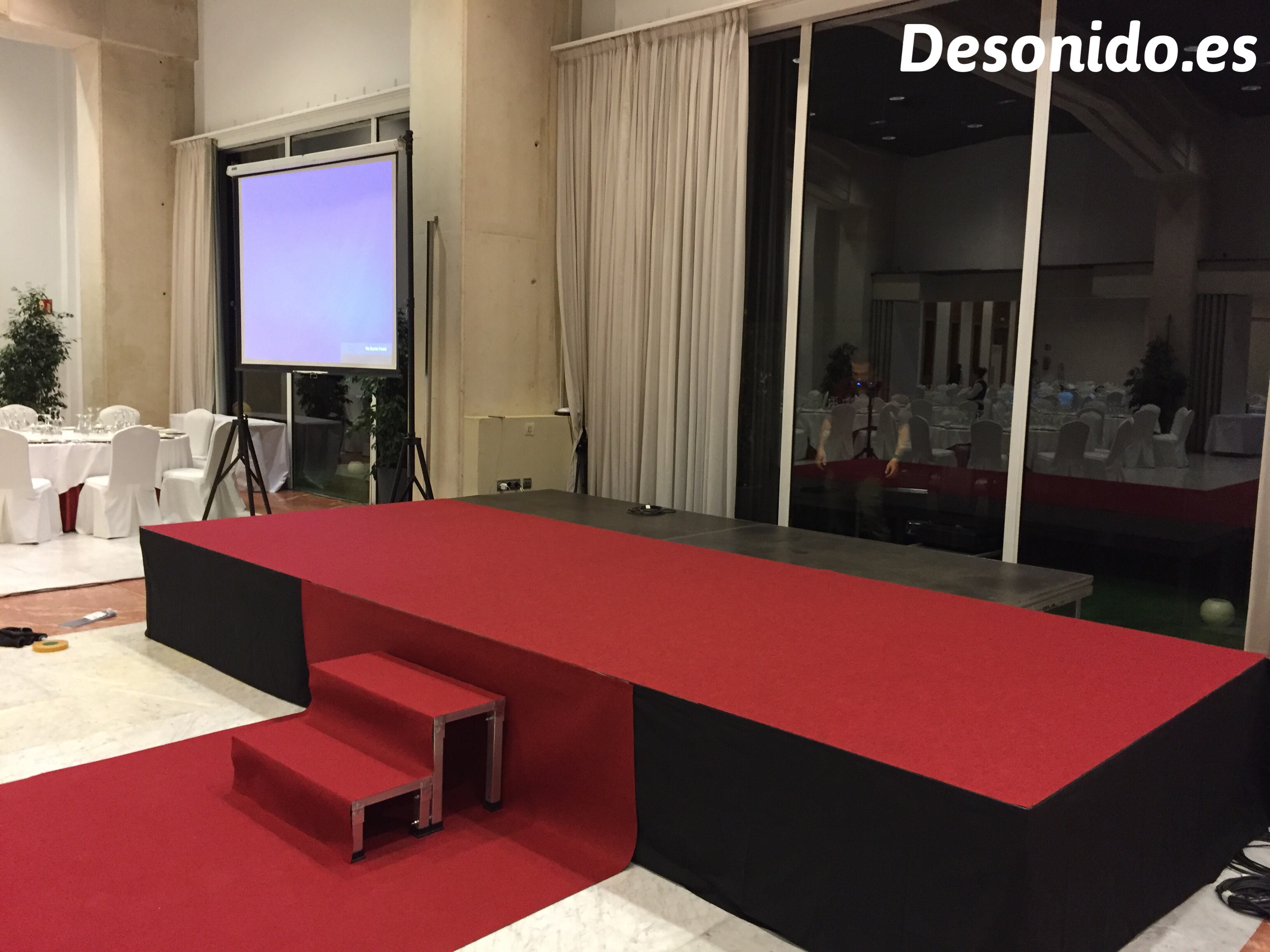 Escenario con moqueta para boda