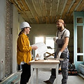 Carreleur travaillant sur la rénovation d'un appartement _ Photo Gratuite.jpg