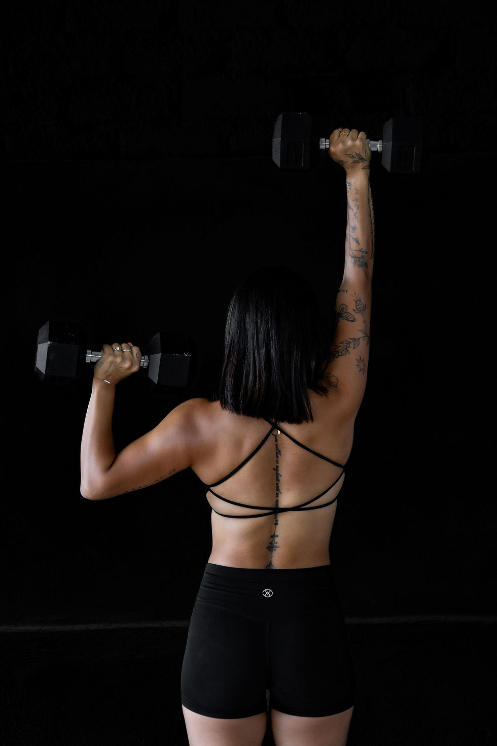 Una mujer haciendo un ejercicio de Hyrox y CrossFit en UN1T Hybrid Training Center en Oaxaca.