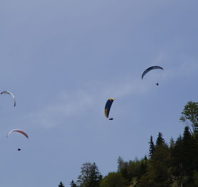 Lucht met parachutes