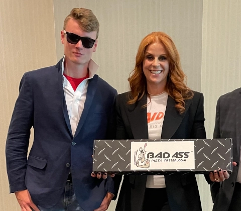 badass-pizza-cutter-robin-robins-tesla-hartog-480x420.webp