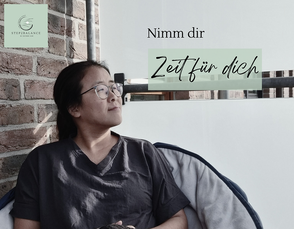 Coach Esther Hur sitzt auf einem Balkon. Der Text lautet: Nimm dir Zeit für dich.