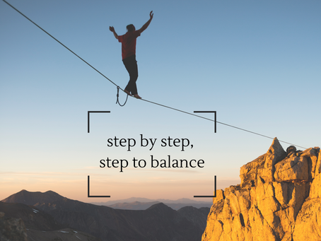 Ein Mann balanciert auf einem Seil zwischen Bergen. Der Schriftzug sagt: Step by Step, Step to Balance