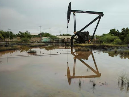 Oil settles down more than 1% after Trump statements on Venezuelan oil