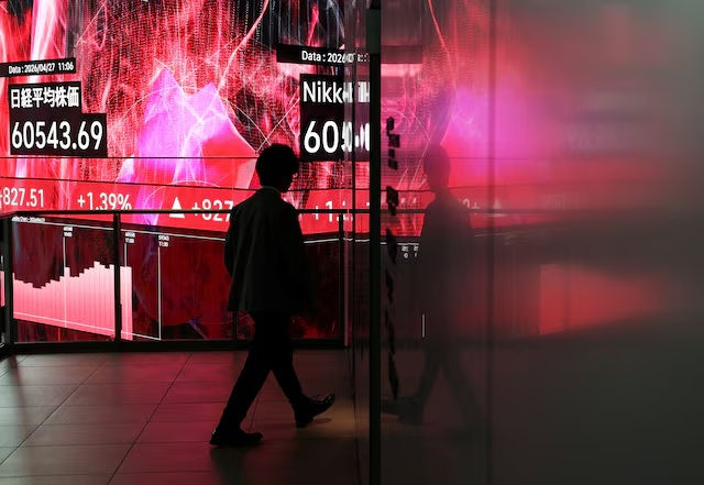 Asia stocks edge higher, oil up amid Gulf confusion