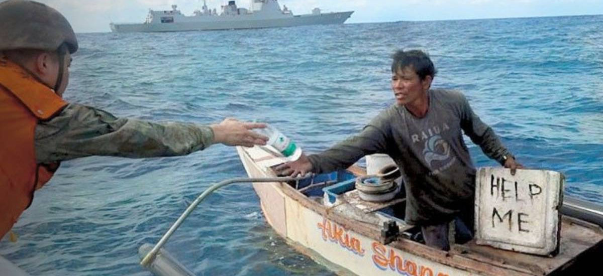 balitang-marino-chinese-navy-sailors-aid-philippine-fisherman.jpg