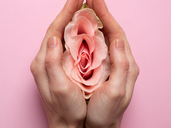 Vulve qui gratte, que faire ? Causes, prévention et solutions naturelles