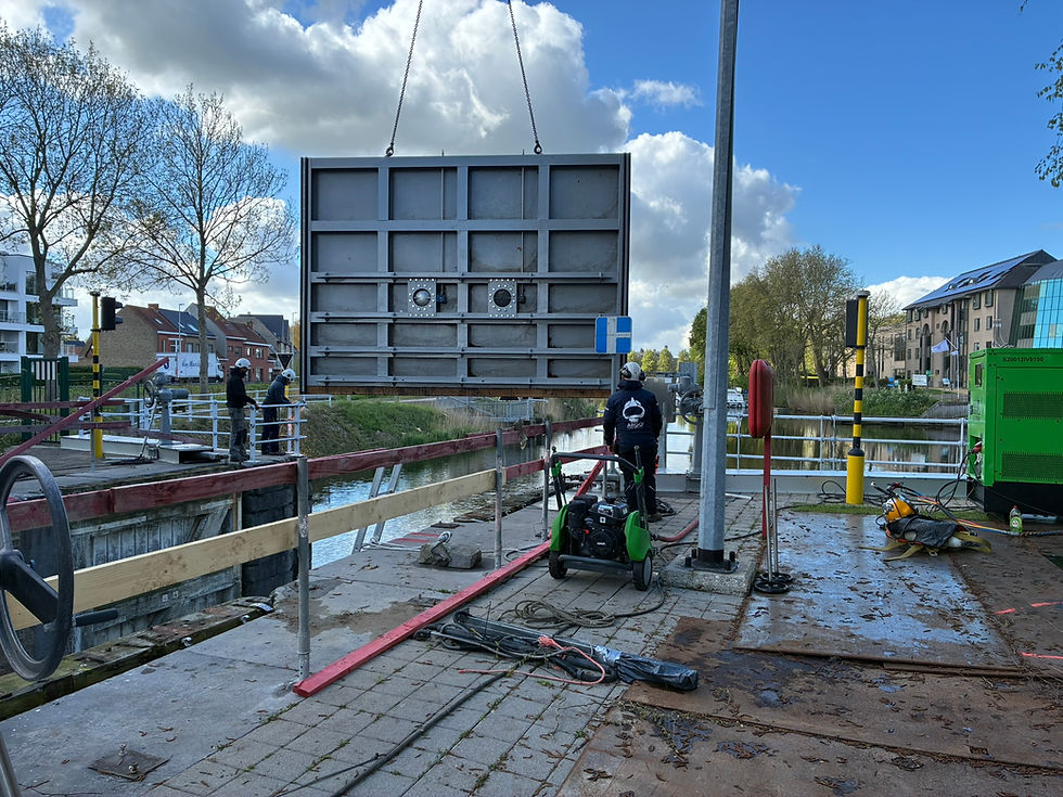 Dewatering of the Nieuwpoort Lock in Veurne Completed Successfully