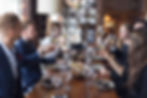 Gruppentoast beim Abendessen
