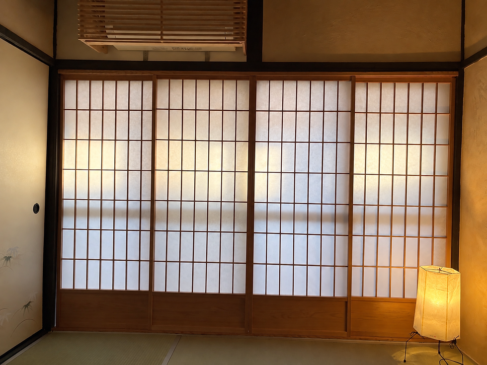 室内の照明と外光が透ける木枠の障子