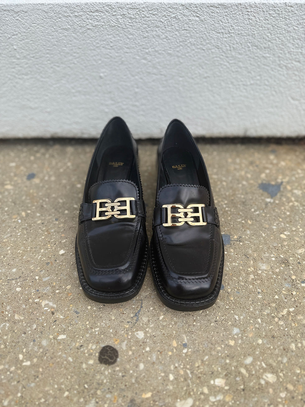 Thumbnail: Bally Ellyane B Chain Loafers - Size 40