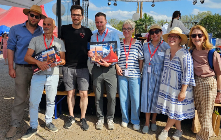 Trouvez Martin Horn parmi les délégations de Mulhouse et Besançon. Indice: c'est le seul en short ! L'amour à trois, c'est encore meilleur, avec Freiburg Mulhouse Besançon : zusammen, alles wird möglich ! De gauche à droite: Manuel Geist (chargé des affaires transfrontalières et universitaires, ville de Freiburg), Patrick Hell (conseiller municipal délégué, élu à la ville de Mulhouse), Martin Horn (maire de Freiburg), Florent Werguet (chef du service des relations internationales, Ville de Besançon), Claudia Meschede (Relations internationales et transfrontalières, ville de Mulhouse), Getsiva Cayo (service des relations internationales, ville de Besançon), Anke Wiedemann (cheffe du service des relations internationales, ville de Freiburg) et Martine Moser (cheffe de service Relations internationales et transfrontalières, ville de Mulhouse)