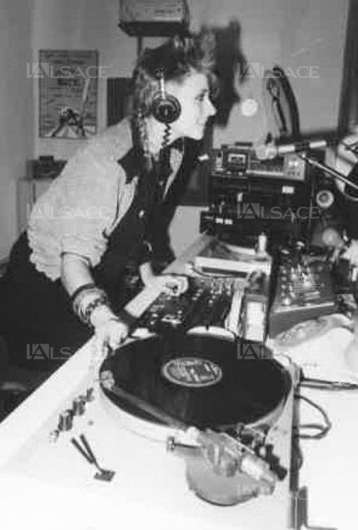Nombre d’anciens présentateurs de Fréquence Mulhouse ont continué à sévir d’abord sur le web et maintenant sur les ondes grâce à MNE, comme Francine (ici en photo, au cours des années 1980), animatrice de « Zénébou World » et du « Stammala » avec Fanfan. DR