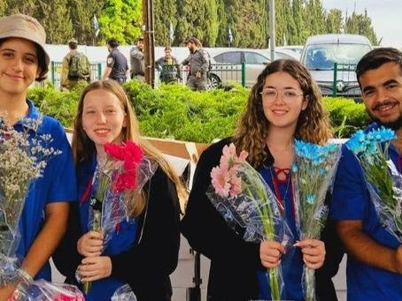 On Yom HaZikaron, Thousands Participate in Yearly Youth Movement Tradition of Distributing Flowers to Bereaved Families