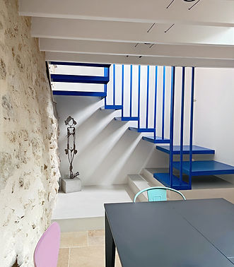 Rénovation maison, escalier design, ambiance pop et minimaliste, illustration de l'univers de Sarah Assolen, architecte d'intérieur, Haute-Savoie