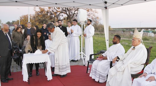 Colocación de la primera piedra de la construcción del Edificio de uso religioso, Catecumenium de la Parroquia de San Isidro Labrador de Córdoba, proyectado por María Isabel Payer Ibáñez