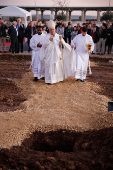 Colocación de la primera piedra de la construcción del Edificio de uso religioso, Catecumenium de la Parroquia de San Isidro Labrador de Córdoba, proyectado por María Isabel Payer Ibáñez