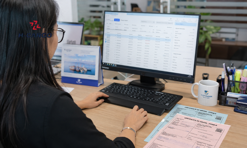 Nhân viên khai báo chứng từ xuất nhập khẩu trên hệ thống