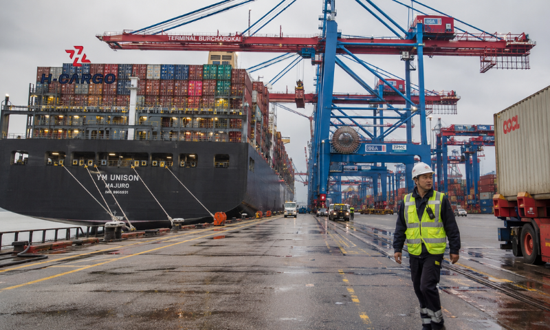Cảng container châu Âu trong ngày mưa, tàu hàng đang neo đậu