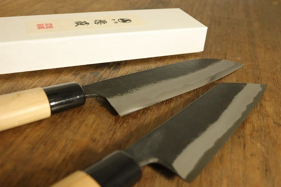 手前が「文化包丁」奥が「三徳包丁」。カーブしているのが三徳包丁、角張っているのが文化包丁と呼ばれることが多いが、文化包丁と呼ばれるものでもカーブしているパターンもある。