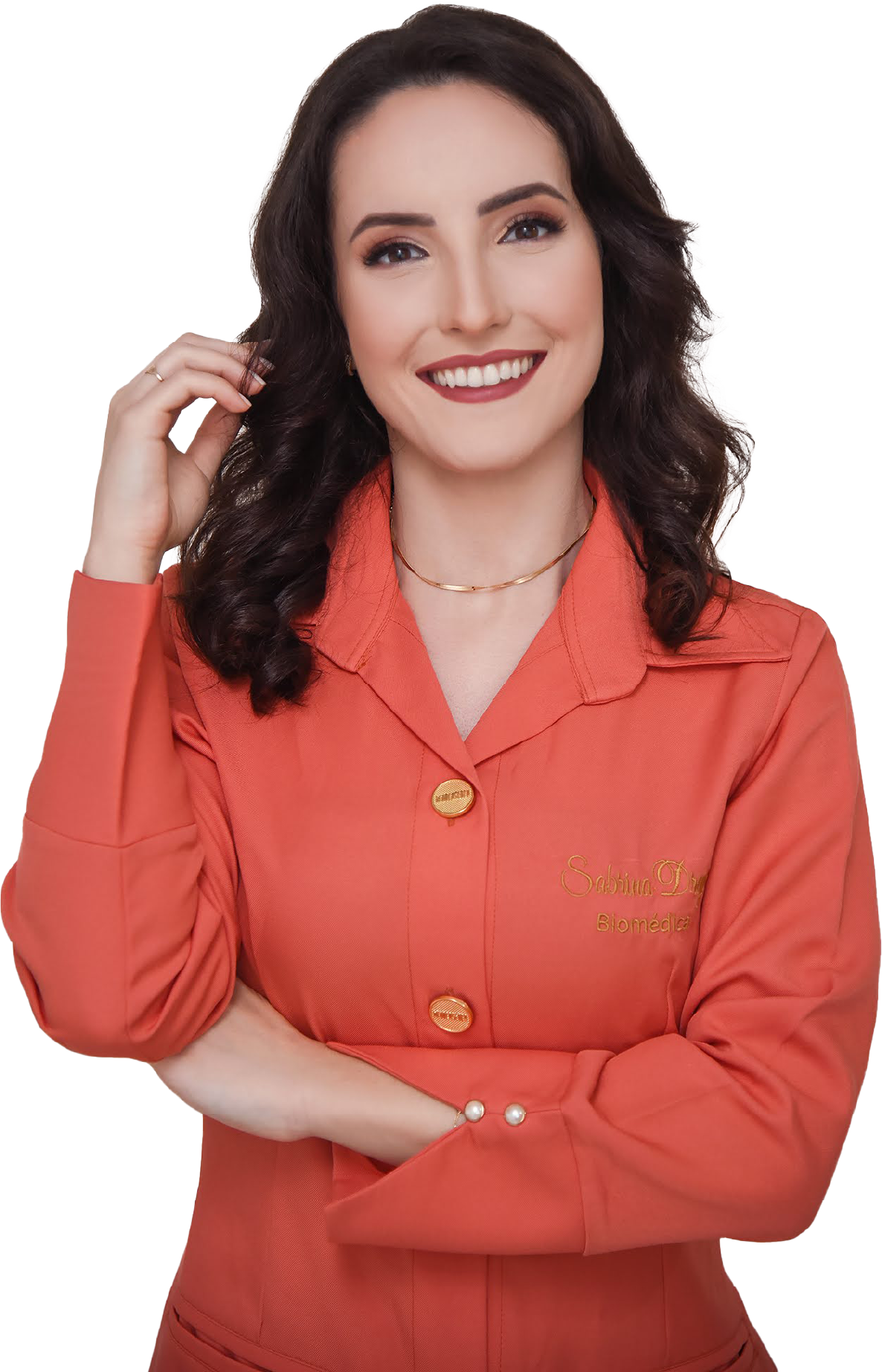 Sabrina Dreyer sorrindo, biomédica esteta e terapeuta capilar, em ambiente profissional.