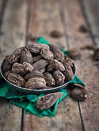 Black cardamom (badi illaichi)