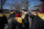 Cérémonie de remise des diplômes des élèves de l’École musulmane privée JMC à Montréal portant toges et chapeaux de graduatio