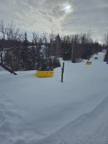 Élèves de l'école JMC lors de l'excursion hivernale dans la neige.