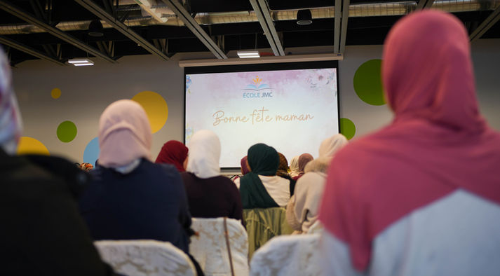 Élèves rendant hommage à leurs mères avec des chants, des poèmes et des spectacles lors de la Fête des Mères à l’école.