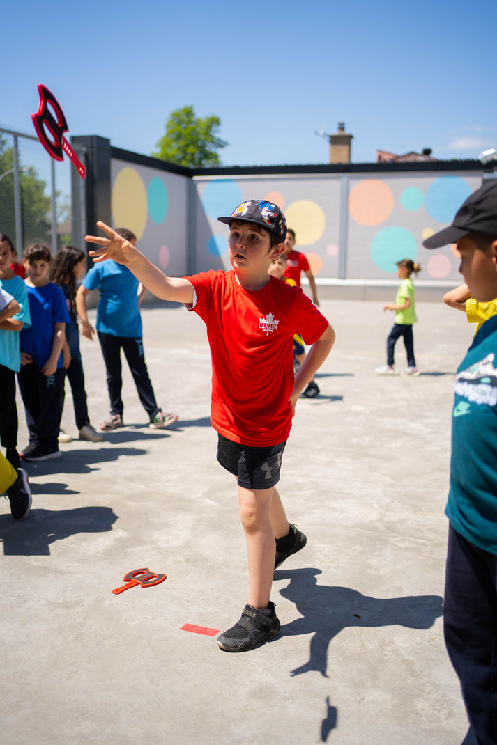 Élèves engagés dans des activités sportives et compétitions lors de la journée sportive de l’école.