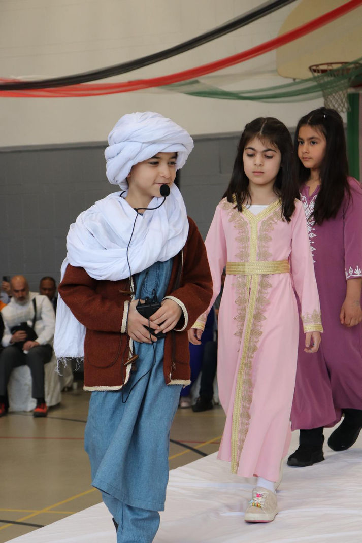 Élève de l'école JMC en costume traditionnel arabe lors de l'Expo Arabe.