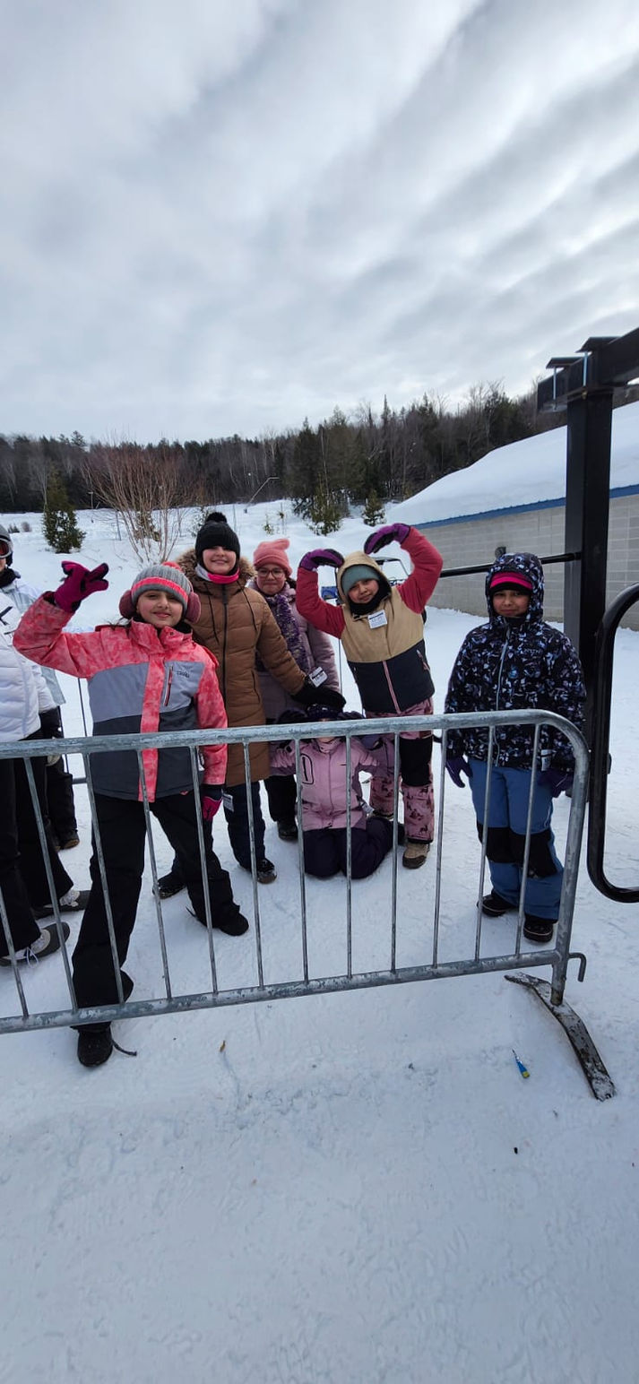 Élèves de l'école JMC lors de l'excursion hivernale dans la neige.