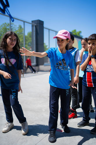 Élèves engagés dans des activités sportives et compétitions lors de la journée sportive de l’école.