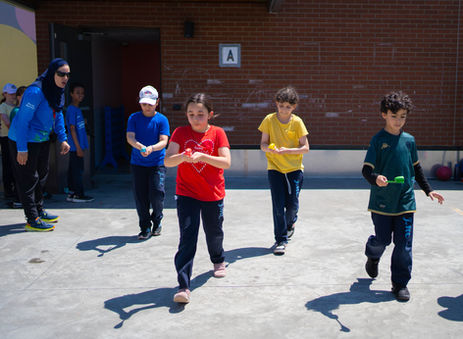 Élèves engagés dans des activités sportives et compétitions lors de la journée sportive de l’école.