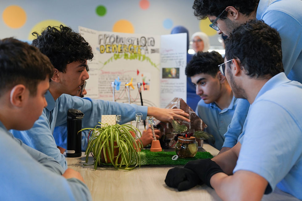 طلاب من مدرسة JMC الخاصة الإسلامية في مونتريال يعرضون مشاريعهم العلمية في المعرض العلمي للمدرسة