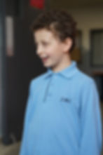 Élèves de l’École JMC à Montréal présentant les uniformes scolaires de l’établissement.