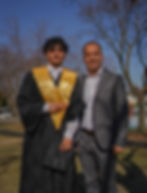 Enseignant de l’École JMC à Montréal félicitant un élève lors de sa cérémonie de remise des diplômes, célébrant sa réussite a