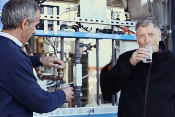 bill-gates-investe-em-maquina-que-extrai-agua-potavel-de-fezes-humanas1420751012