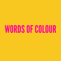 Logo van words of colour. Een warmgele achtergrond met daarop de woorden words of colour in donkerroze hoofdletters.