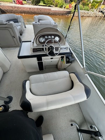 Thumbnail: 2002 Crest 24ft Savanna Pontoon w/75hp (8hrs)