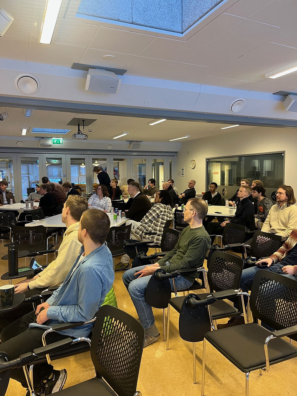 Nemendur hlusta á kynningar frá sprotafyrirtækjum