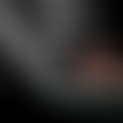 Uma mão com celular e vários icones do digital