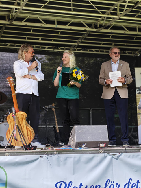 Nathalie Isaksson tar emot Skurup kommuns kulturpris. Foto: Caroline Edgren