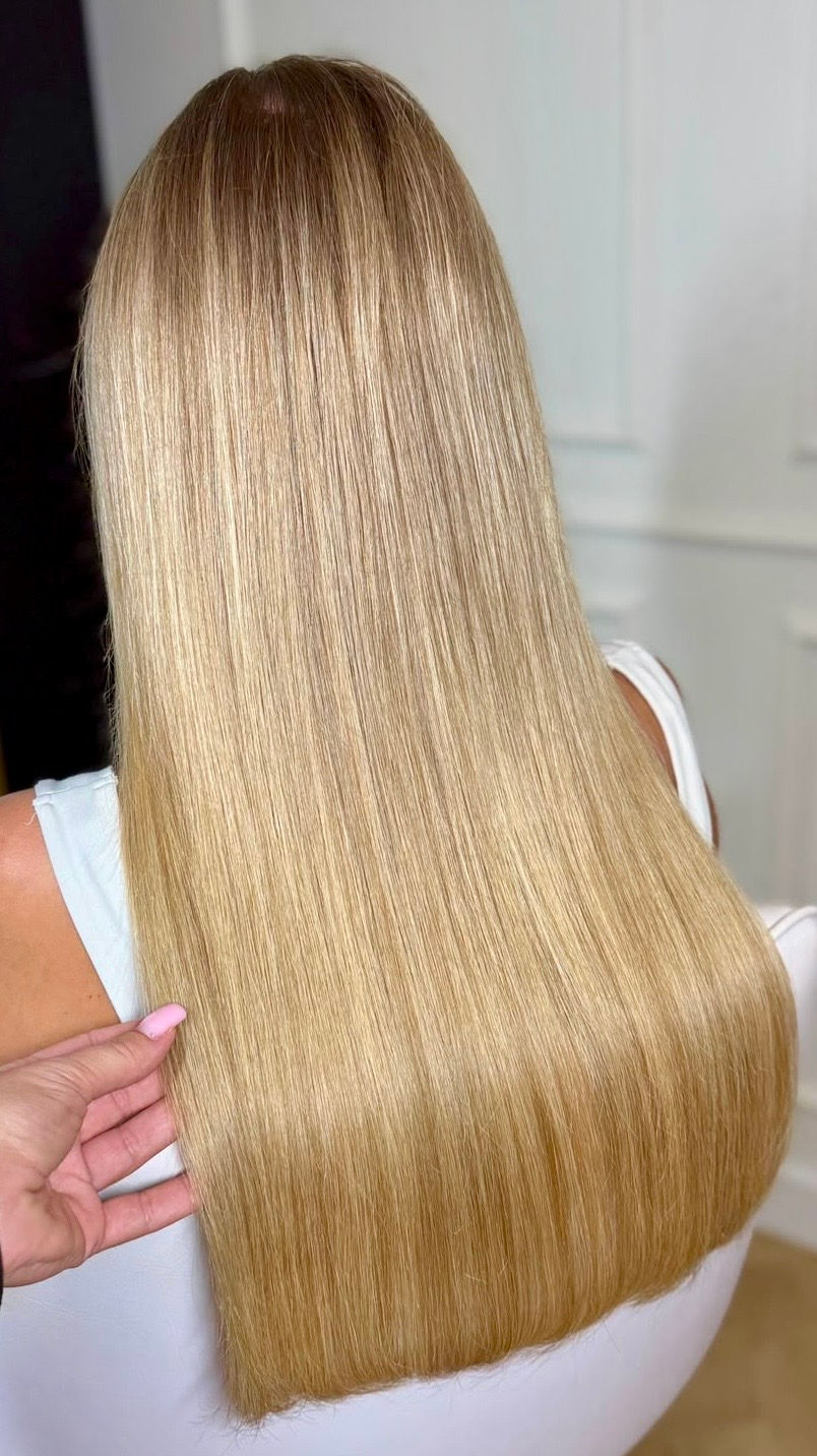 Gładkie blond włosy po przedłużaniu metodą ICE – widok z boku