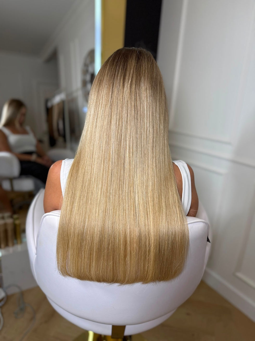 Przedłużone blond włosy po zabiegu ICE – widok z tyłu